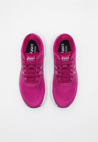 Scarpe da corsa viola con tomaia in mesh traspirante, lacci e dettagli bianchi. Presentano un collare imbottito e una soletta ammortizzata per il comfort.