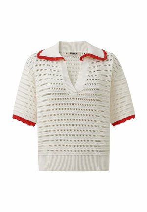 Weißer gestrickter kurzärmeliger Pullover mit roten wellenförmigen Akzenten am Kragen und an den Ärmeln; verfügt über einen V-Ausschnitt und ein offenes Strickmuster.