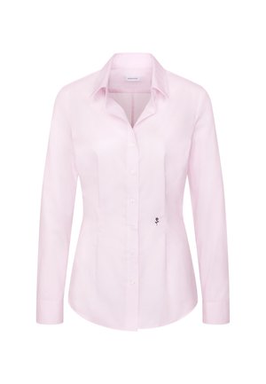 Camicia rosa chiaro a maniche lunghe con bottoni e colletto, con un ricamo sottile di rosa nera vicino alla vita, su sfondo bianco.