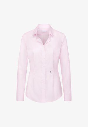 Camicia rosa chiaro a maniche lunghe con bottoni e colletto, con un ricamo sottile di rosa nera vicino alla vita, su sfondo bianco.