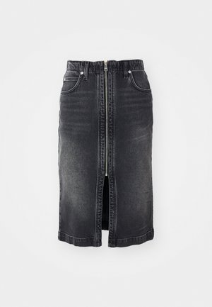 Fekete farmer szoknya elülső cipzárral, két oldalsó zsebbe, közepes hosszúságú dizájnnal és enyhe kopással. Egyenes szabású és szegélyezett élekkel rendelkezik.