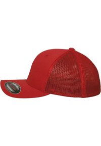 Căciulă roșie cu visieră curbată, fața din material solid, spatele dotat cu plasă pentru ventilație. Include un autocolant rotund cu logo-ul brandului.