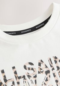 Wit T-shirt met een luipaardprint binnen de tekst "ALLSAINTS". De halslijn is geribbeld met een zwart label aan de achterkant.