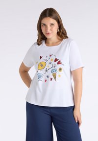 Camiseta blanca de manga corta con estampados coloridos de comida y formas de corazón, con la palabra "Amalfi" centrada en el frente.