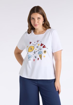 Camiseta blanca de manga corta con estampados coloridos de comida y formas de corazón, con la palabra "Amalfi" centrada en el frente.