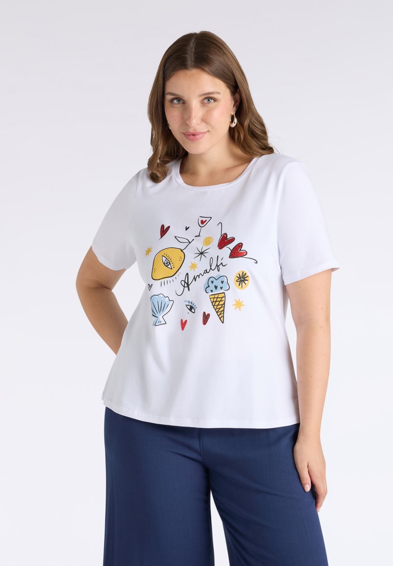 Camiseta blanca de manga corta con estampados coloridos de comida y formas de corazón, con la palabra "Amalfi" centrada en el frente.