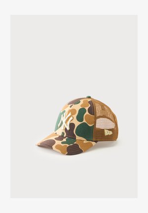 Casquette de baseball camouflage avec motif vert, marron et beige, logo blanc brodé à l'avant et panneau arrière en maille marron.