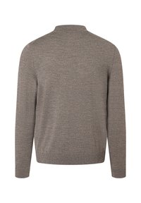 Långärmad, brun stickad tröja med ribbade ärmslut och nederkant, visad bakifrån mot en vit bakgrund.