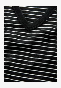 Wybrany, black stripe grey white