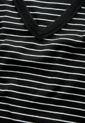 Juoda v-kaklo palaidinė su plonomis baltomis horizontaliomis juostelėmis. Medžiaga atrodo švelni, turi raukšlėtą apykaklę ir lygią tekstūrą.