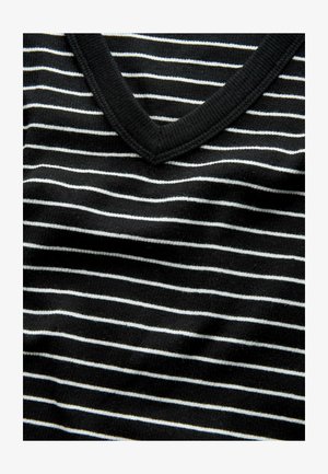 Czarny top z dekoltem w serek w cienkie białe poziome paski. Materiał wydaje się miękki, ma prążkowany dekolt i gładką teksturę.