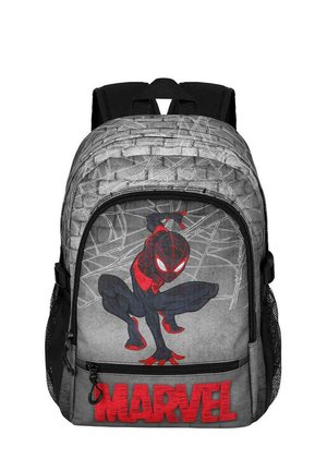 Mochila con una tela gris que presenta un gráfico de Spider-Man en rojo y negro, logo "MARVEL" en negrita roja, con bolsillos laterales de malla negra.
