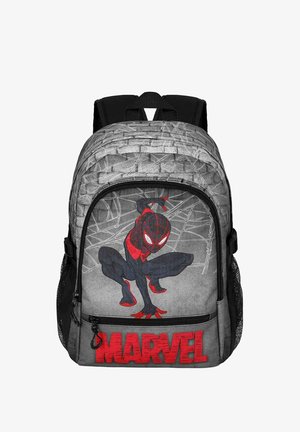 Rugzak van grijze stof met een Spider-Man-afbeelding in rood en zwart, "MARVEL" logo in vet rood, met zwarte net zijvakken.