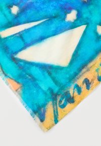 Πολύχρωμο κασκόλ με σχέδιο υδατοχρώματος σε αποχρώσεις του μπλε και πορτοκαλί, μαλακή υφή και κρόσσια στις άκρες. Περιλαμβάνει χαρακτηριστικά τριγωνικά σχήματα.