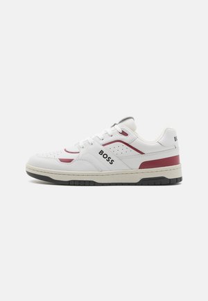 Hvite skinn sneakers med en burgunder accentstripe, perforert detaljering og svart gummisåle. "BOSS"-logo på siden.