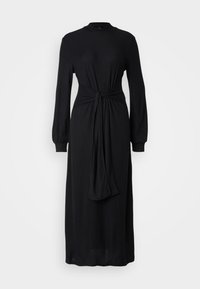 Črna rebrasta obleka z dolgimi rokavi, visokim ovratnikom in zavezanjem v pasu. Tokajoča silhueta, izdelana iz teksturirane tkanine.