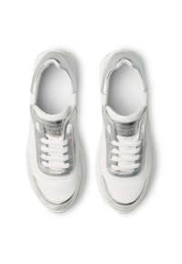 Sneaker bianche dal design elegante, con accenti argento e pannelli in rete. I lacci sono bianchi, con un logo in evidenza sulla linguetta.