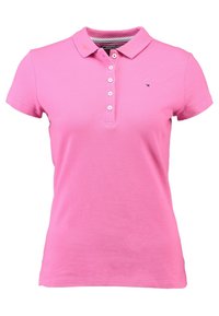 Różowa koszulka polo wykonana z teksturowanej tkaniny, z klasycznym kołnierzykiem, listwą z guzikami oraz małym logo po lewej stronie klatki piersiowej.