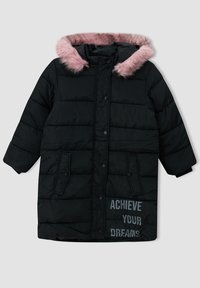 Abrigo acolchado negro con capucha de piel sintética rosa, botones a presión, dos bolsillos delanteros y texto impreso "LOGRA TUS SUEÑOS" en gris.