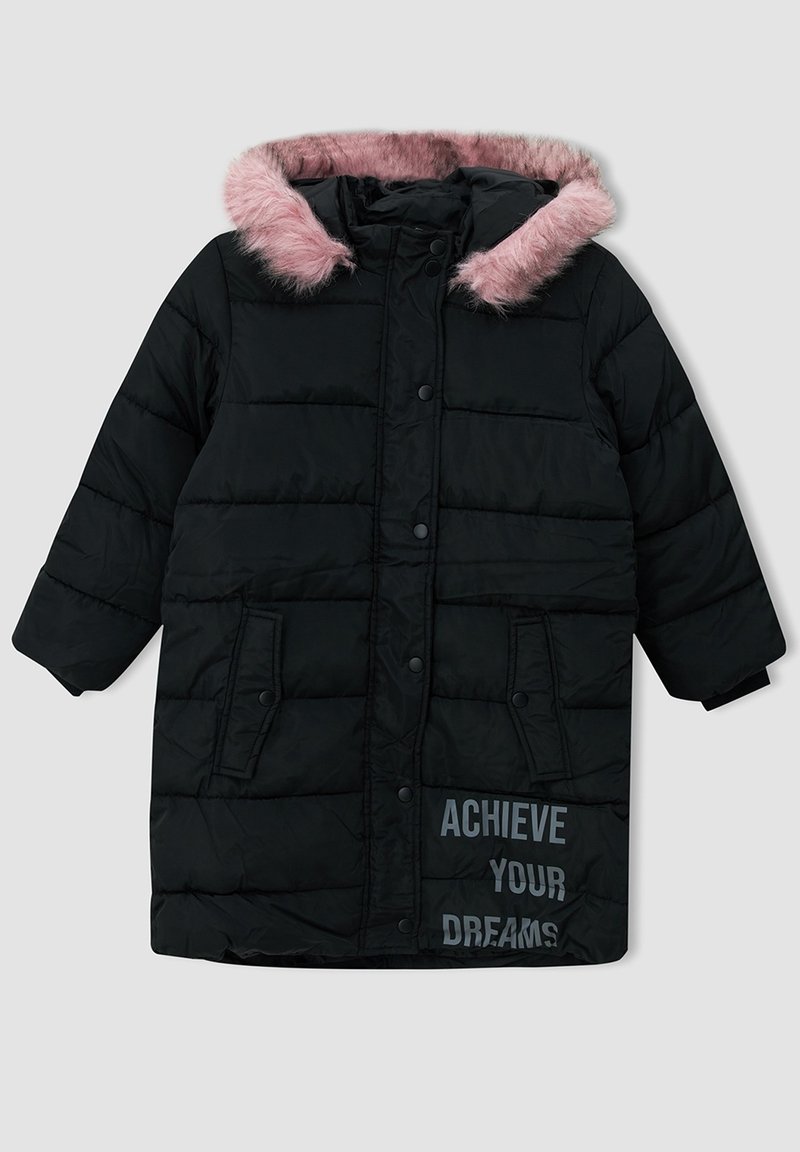 Abrigo acolchado negro con capucha de piel sintética rosa, botones a presión, dos bolsillos delanteros y texto impreso "LOGRA TUS SUEÑOS" en gris.