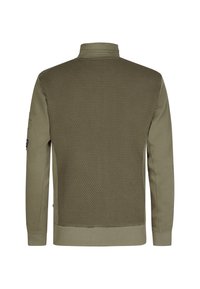 Olijfgroene sweatshirt met een gestructureerd hexagonaal patroon op de bovenrug, voorzien van een hoge kraag en ribgebreide manchet. Zijdetail van een zak zichtbaar.