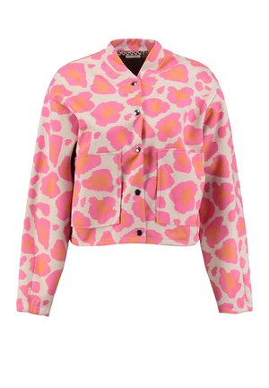 Veste à manches longues boutonnée avec grandes poches frontales, au motif léopard rose et orange sur fond clair.