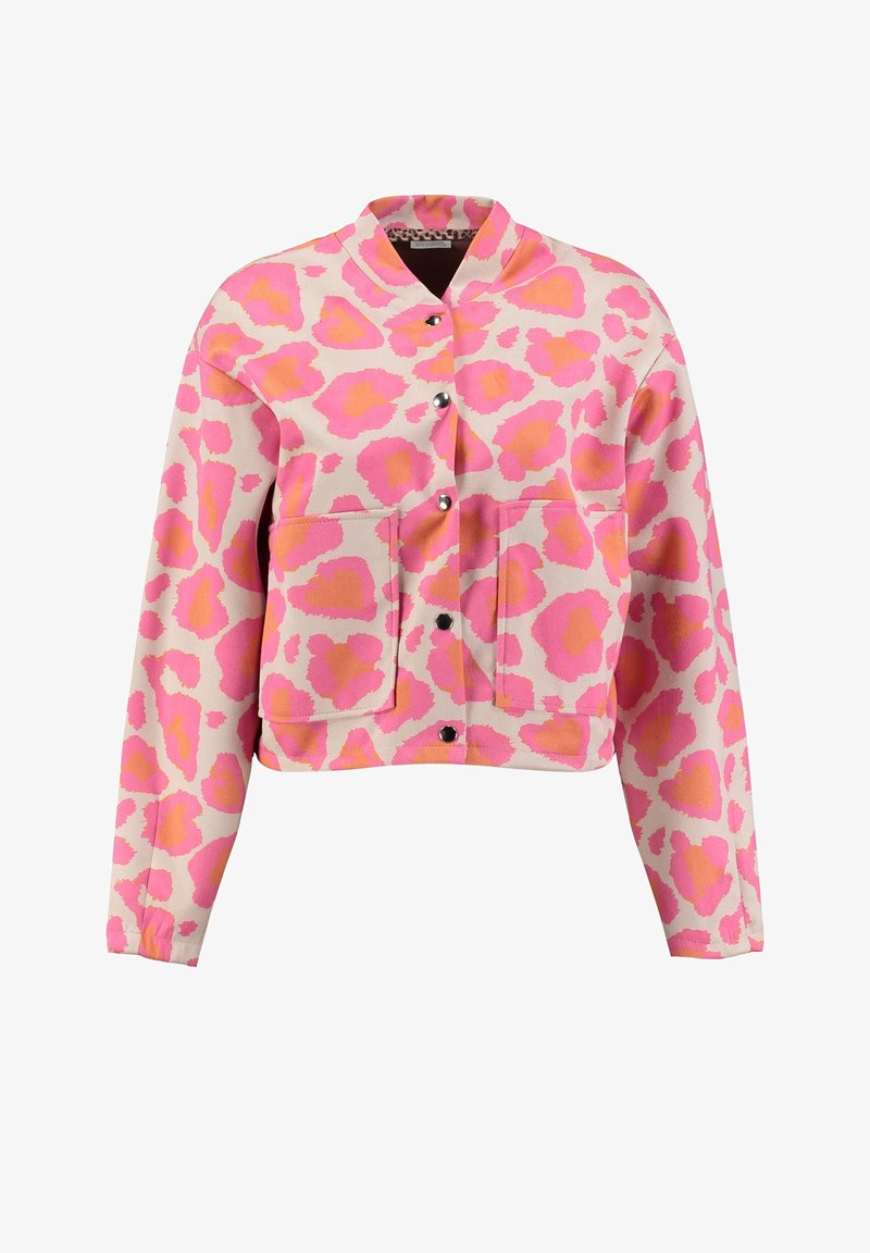 Veste à manches longues boutonnée avec grandes poches frontales, au motif léopard rose et orange sur fond clair.