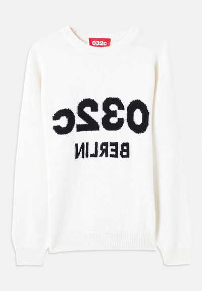 Weißer Strickpullover mit Rundhalsausschnitt, mit schwarzem Text: "032c BERLIN", der auf der Vorderseite hervortritt. Weiche Textur, lockere Passform.