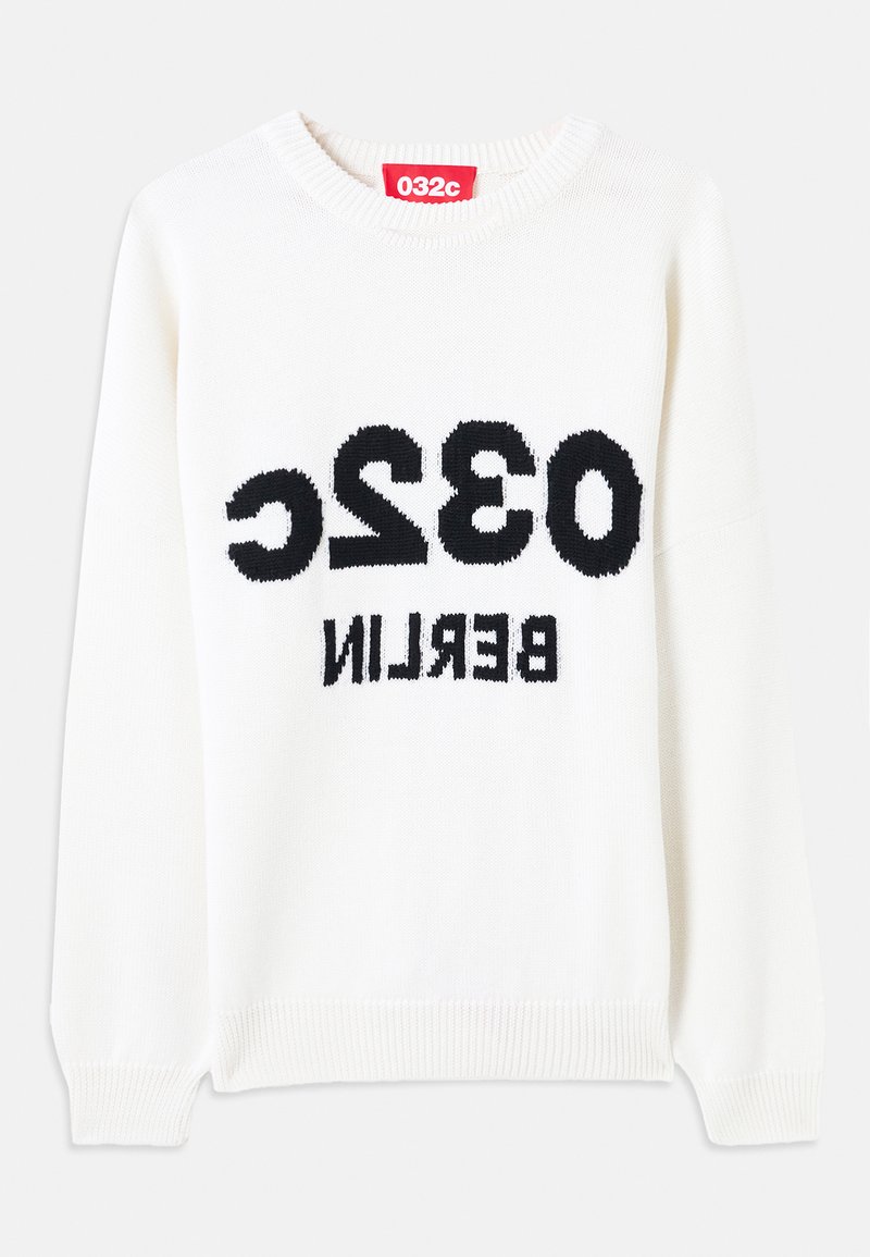 Pull en tricot blanc avec un col rond, arborant un texte noir : "032c BERLIN" affiché en évidence sur le devant. Texture douce, coupe décontractée.