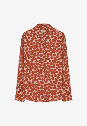 Biała koszula z długim rękawem zapinana na guziki, z czerwonym okrągłym wzorem, z klasycznym kołnierzykiem i gładką fakturą materiału.