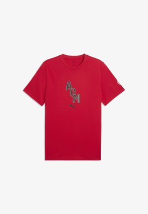 Rood T-shirt met korte mouwen, zwarte letters "ACM" en Puma-logo gecentreerd op de voorkant, en een cirkelvormig embleem op de linkermouw.