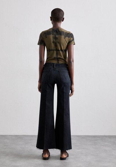 Mother THE ROLLER FRAY - Calças de ganga à boca de sino - dark blue