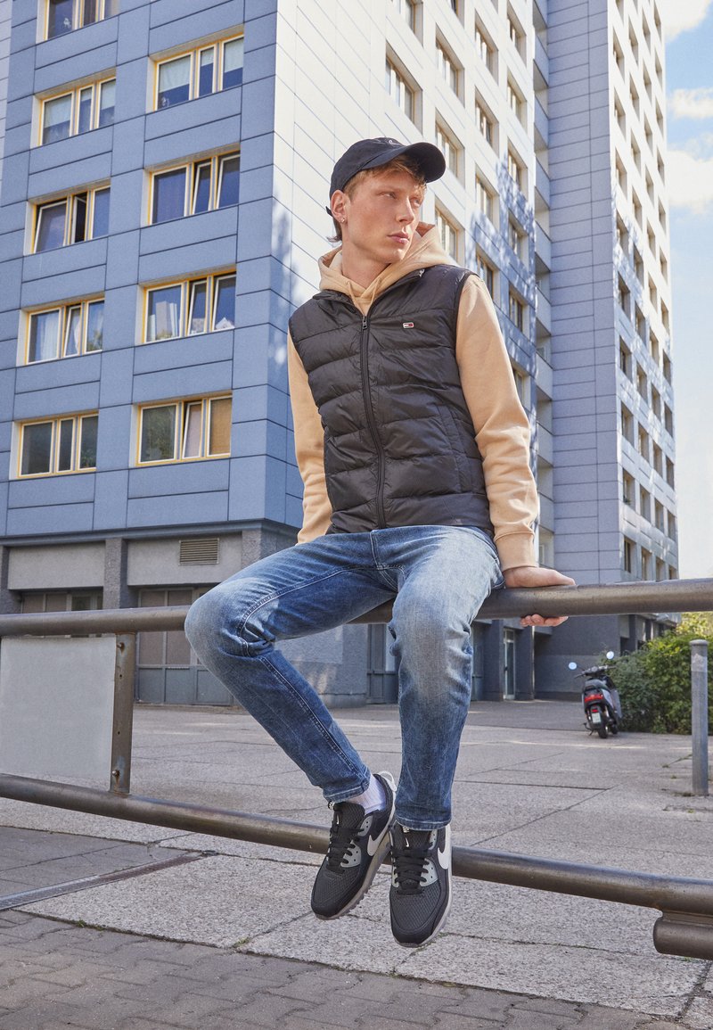 off noir air max 90