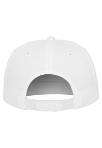 Valge pesapalli müts, millel on sile tekstuur, reguleeritav plastmassist snapback ja kuus ventilatsiooniauku ülal.