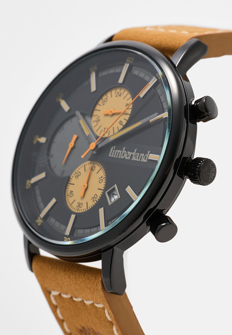 Czarny zegarek chronograf z okrągłą tarczą, pomarańczowymi akcentami i jasnobrązowym skórzanym paskiem. Posiada wiele subtarcz i wyświetlacz daty.