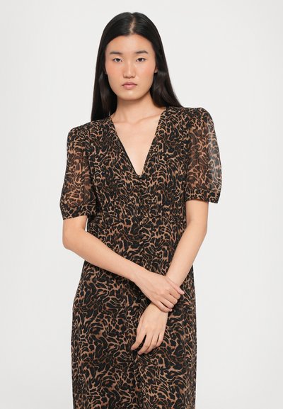 Svart og brun leopardmønstret kjole med dyp V-hals og puffærmer, laget av et flytende materiale og med innsnevret midje.