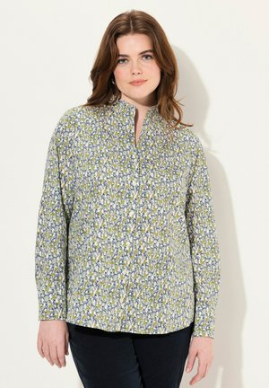 Lange mouwen shirt van lichtgewicht stof met een blauw, groen en wit bloemenpatroon; heeft een staande kraag en knoopsluiting.