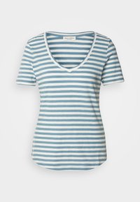 T-shirt pour femmes à manches courtes et col en V, avec des rayures horizontales bleues claires et blanches, coupe légèrement ajustée et ourlet arrondi.