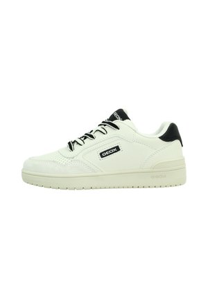 Zapatilla blanca Geox con lengüeta trasera negra y cordones blanco y negro, puntera perforada y etiqueta de marca en el lateral y la lengüeta.