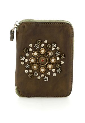 Portafoglio in pelle marrone con un motivo decorativo circolare di borchie metalliche, piccoli fiori e perline bianche, chiusura con zip lungo il bordo superiore.