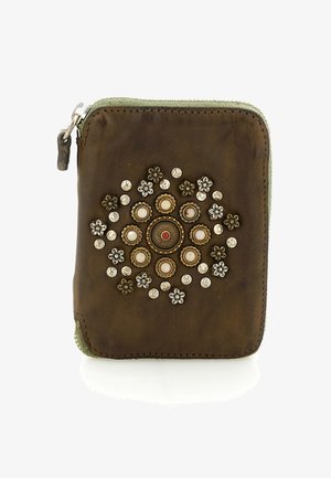 Portafoglio in pelle marrone con un motivo decorativo circolare di borchie metalliche, piccoli fiori e perline bianche, chiusura con zip lungo il bordo superiore.