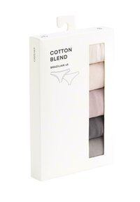 Paket petih spodnjic iz brazilske blagovne znamke iz mehke mešanice bombaža. Barve vključujejo svetlo roza, bež, prahasto roza, sivko in sivo. Pakirane v beli škatli.