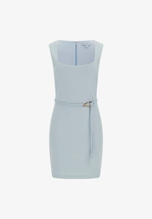 Jasnoniebieska sukienka z kwadratowym dekoltem, bez rękawów, z paskiem w talii i zamkiem błyskawicznym z tyłu. Gładka faktura, bez wzorów.