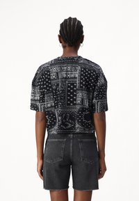 Karl Lagerfeld Jeans OVERSIZE CROP TEE - Print T-shirt - bandana black