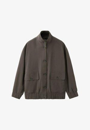 Chaqueta marrón con botones, cuello alto, puños y dobladillo elásticos, y dos grandes bolsillos frontales con solapa y botones.