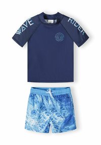 T-shirt de bain à manches courtes bleu marine avec un texte bleu clair ; short de bain assorti avec un motif marbré bleu et blanc et une taille élastique.
