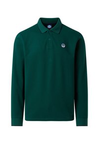 Polo de manga larga en algodón verde oscuro con cuello azul marino y un pequeño logo azul en el pecho. Textura suave, ajuste clásico.