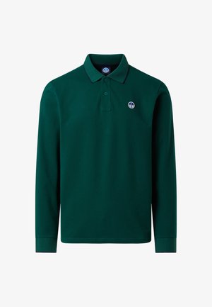 Langärmeliges Polohemd aus dunkelgrüner Baumwolle mit einem marineblauen Kragen und einem kleinen blauen Logo auf der Brust. Glatte Textur, klassische Passform.