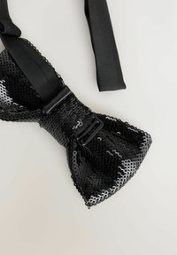 Schwarze Pailletten-Schleife mit einem glatten Satin-Nackenband und verstellbarem Verschluss, das eine strukturierte Oberfläche und eine runde Form aufweist.