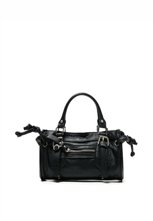 Schwarze Lederhandtasche mit zwei Griffen, vorderer Reißverschlusstasche, Schnallendetails und verknoteten Kordelseiten vor weißem Hintergrund.